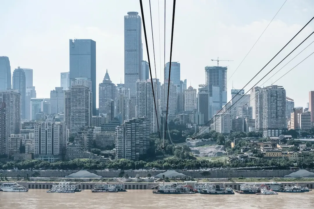 企业系统维护外包服务方案对比：自建团队 vs 技术外包